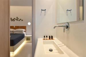Postel nebo postele na pokoji v ubytování Ammos Luxury Rooms & Home