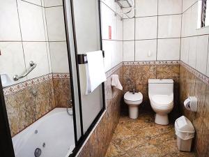 Un baño con inodoro, ducha y lavabo. en Hotel Colomba, en Huaraz 89 fotos más