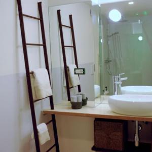 La salle de bains est pourvue d'un lavabo et d'une douche en verre. dans l'établissement Milleunastella, à Montescaglioso
