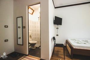 Koupelna v ubytování Hotel Relax + 37 fotografií