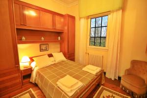 a bedroom with a bed and a window and a chair at Casa do Relojero in Zas