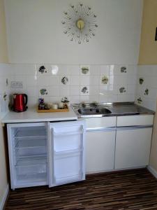 cocina con fregadero y encimera blanca en Shepherds Lodge B&B, en Killarney
