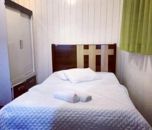 a bed with two towels on top of it at Casa de Pedra Mineira in Canela +7 photos