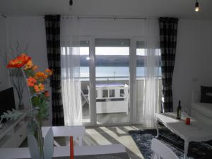 - un salon avec vue sur l'océan dans l'établissement Apartment Perla, à Dinjiška