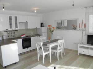 Gallery image of Apartment Perla in Dinjiška +15 photos