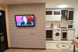 TV montada en una pared de una cocina en 2 room Lux Apartment on Kulika Street, en Kherson