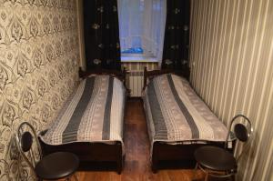 2 camas en una habitación con ventana en 2 room Lux Apartment on Kulika Street, en Kherson