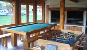 聖馬丁德洛斯安第斯的住宿－Dormi del Pellin，配有乒乓球桌的客房内