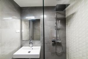 A bathroom at PR1MO Apartmanok