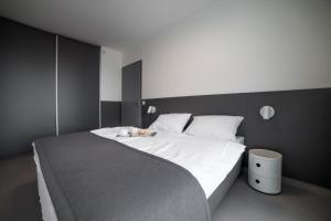 A bed or beds in a room at PR1MO Apartmanok