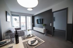 A television and/or entertainment centre at PR1MO Apartmanok