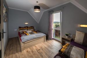 デンプキにあるDomki-Willa Horyzontのベッドルーム1室(ベッド1台、大きな窓付)