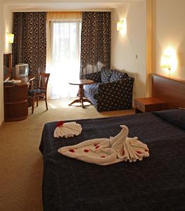 um quarto de hotel com duas camas com toalhas em Hotel Yunona - All Inclusive em Sunny Beach
