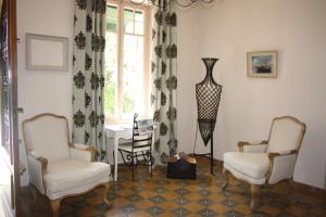 a room with two chairs and a table and a window at La Marjolaine in Juan-les-Pins