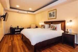 Giường trong phòng chung tại Gaia Hotel & Reserve- Adults Only