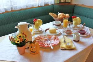 stół ze śniadaniem obejmującym wędliny i sery w obiekcie Gästehaus Oberauer w mieście Annaberg im Lammertal