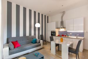 een woonkamer met een bank en een tafel bij La Suite di Bonnes Vacances in Pietrasanta