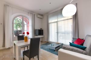 een woonkamer met een bank en een tafel bij La Suite di Bonnes Vacances in Pietrasanta