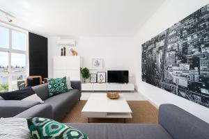 オリョンにあるBeautiful Modern Apartment in Olhão, Algarveのリビングルーム(ソファ、テレビ付)