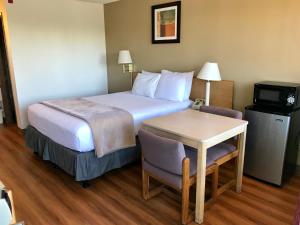 เตียงในห้องที่ Sea-Tac Airport Value Inn