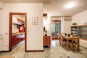 Dapur atau dapur kecil di House between Rome and the sea