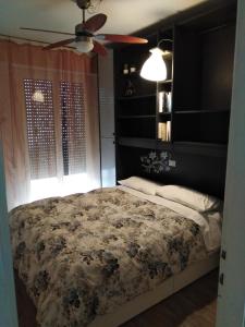リミニにあるアパルタメント アメリカのベッドルーム1室(ベッド1台、シーリングファン付)