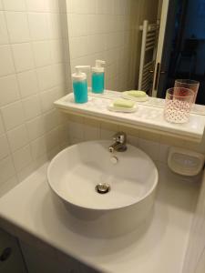 リミニにあるアパルタメント アメリカのバスルーム(カウンターにグラス2枚付きの洗面台付)