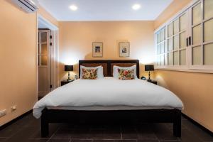 Giường trong phòng chung tại Gaia Hotel & Reserve- Adults Only