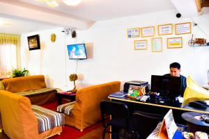 TV a/nebo společenská místnost v ubytování Hostal Comarca Imperial