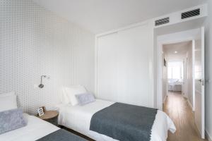 TRIANA 3 Bedrooms & 2 bath Parking Included tesisinde bir odada yatak veya yataklar