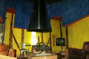 una sala de estar con una gran campana colgando del techo en La Casa del Cura de Calatañazor en Calatañazor