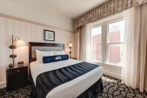 Postel nebo postele na pokoji v ubytování Gaslamp Plaza Suites