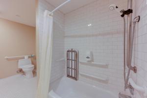 Koupelna v ubytování Gaslamp Plaza Suites