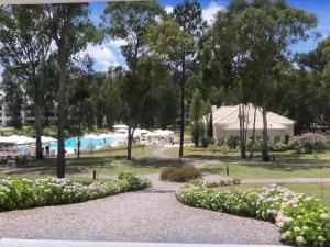 un parco con piscina e un resort di Green Park - Lloret de Mar Punta del Este a Punta del Este Altre 37 foto