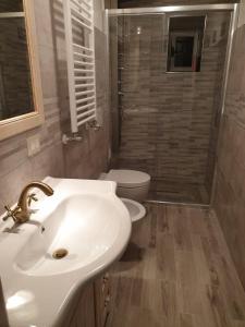 La salle de bains est pourvue d'un lavabo et de toilettes. dans l'établissement Matteotti Apartment, à Rapallo