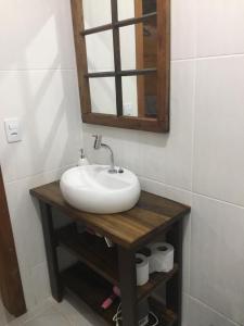 bagno con lavandino e specchio di Caminhos da Serra do Tabuleiro - Chalé Araucária a São Bonifácio