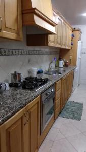 una cocina con estufa y fregadero en Green House - AL, en Porto Formoso