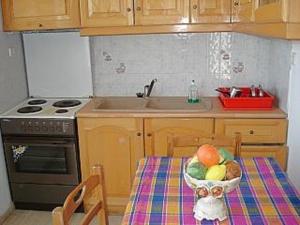 Kuchyň nebo kuchyňský kout v ubytování Tassos & Marios Apartments I