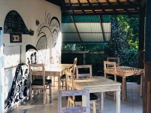 einen Holztisch und Stühle in einem Zimmer in der Unterkunft D'Waktu in House in Nusa Lembongan