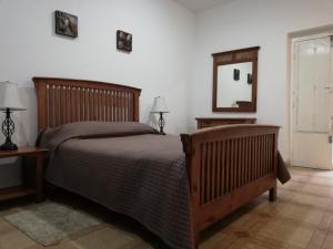 メキシコシティにあるHostal Centro de Coyoacanのベッドルーム1室(ベッド1台、壁掛け鏡付)