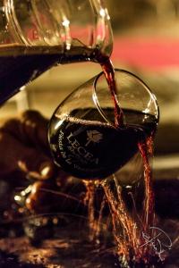 ein Glas Wein wird in ein Weinglas gegossen in der Unterkunft Apartamentos Avenida de la paz 2 in Logroño