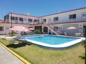 a large swimming pool in front of a building at Hotel Villa Marán Chachalacas Ambiente Familiar in Chachalacas