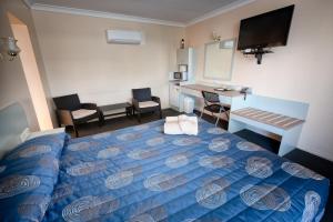 Кровать или кровати в номере Copper City Motel