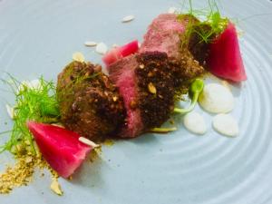 un plato de comida con carne y verduras. en Eco Beach Wilderness Retreat en Broome