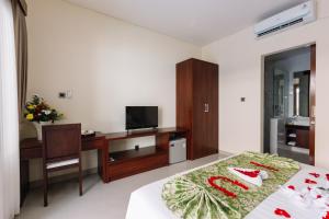TV a/nebo společenská místnost v ubytování Kubu Benoa Guest House