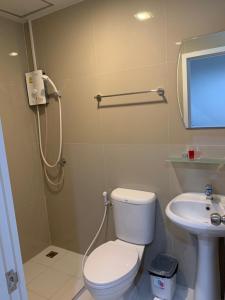 La salle de bains est pourvue de toilettes et d'un lavabo. dans l'établissement 9TY hotel (ninety hotel), à Bangkok