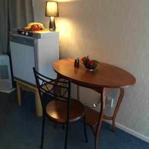 einen kleinen Tisch und Stuhl mit einer Obstschale darauf in der Unterkunft A Cozy Room with It's Own Privacy in Upper Hutt