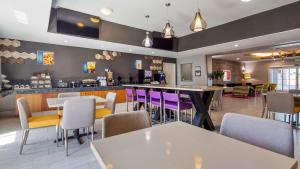 a restaurant with tables and chairs and a bar at Best Western Boerne Inn & Suites in Boerne