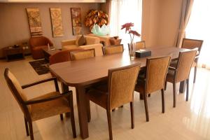 Ein Sitzbereich in der Unterkunft Ramada by Wyndham Bali Sunset Road Kuta