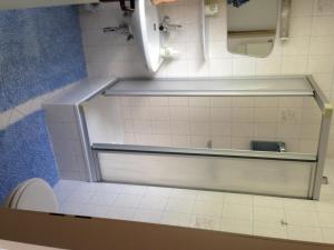 een kleine badkamer met een toilet en een spiegel bij Haus Tenk in Mittersill